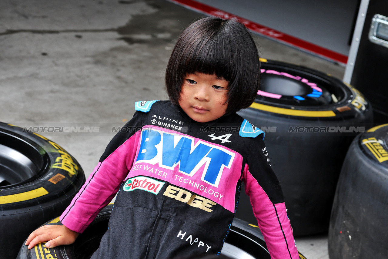 GP GIAPPONE, Circuit Atmosfera - young Alpine F1 Team fan in the pits.

21.09.2023. Formula 1 World Championship, Rd 17, Japanese Grand Prix, Suzuka, Japan, Preparation Day.

- www.xpbimages.com, EMail: requests@xpbimages.com © Copyright: Moy / XPB Images