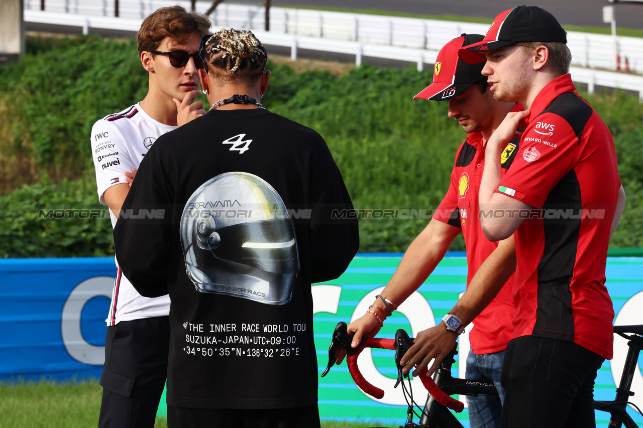GP GIAPPONE, (L to R): George Russell (GBR) Mercedes AMG F1; Lewis Hamilton (GBR) Mercedes AMG F1; Charles Leclerc (MON) Ferrari; e Robert Shwartzman (RUS) / (ISR) Ferrari Reserve Driver.

21.09.2023. Formula 1 World Championship, Rd 17, Japanese Grand Prix, Suzuka, Japan, Preparation Day.

- www.xpbimages.com, EMail: requests@xpbimages.com © Copyright: Batchelor / XPB Images