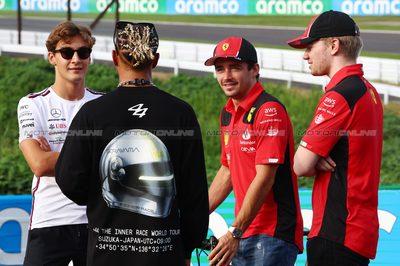 GP GIAPPONE, (L to R): George Russell (GBR) Mercedes AMG F1; Lewis Hamilton (GBR) Mercedes AMG F1; Charles Leclerc (MON) Ferrari; e Robert Shwartzman (RUS) / (ISR) Ferrari Reserve Driver.

21.09.2023. Formula 1 World Championship, Rd 17, Japanese Grand Prix, Suzuka, Japan, Preparation Day.

- www.xpbimages.com, EMail: requests@xpbimages.com © Copyright: Batchelor / XPB Images