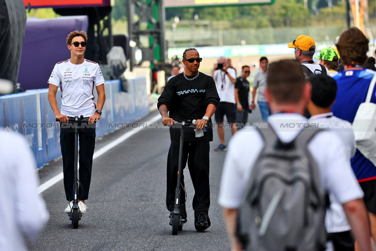 GP GIAPPONE, (L to R): George Russell (GBR) Mercedes AMG F1 with team mate Lewis Hamilton (GBR) Mercedes AMG F1 on scooters.

21.09.2023. Formula 1 World Championship, Rd 17, Japanese Grand Prix, Suzuka, Japan, Preparation Day.

 - www.xpbimages.com, EMail: requests@xpbimages.com © Copyright: Coates / XPB Images