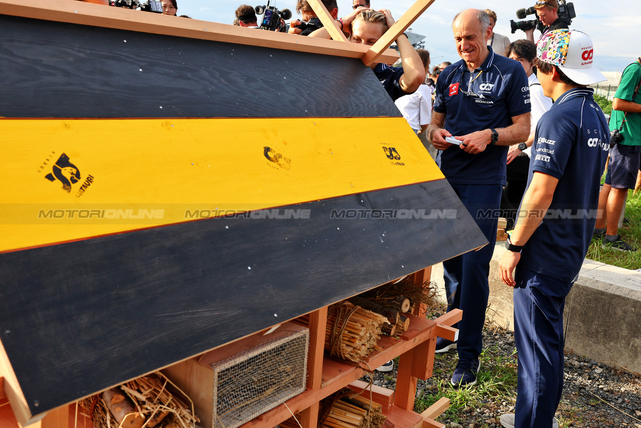 GP GIAPPONE, Franz Tost (AUT) AlphaTauri Team Principal e Yuki Tsunoda (JPN) AlphaTauri - Bee Hotel at Buzzin' Corner. 

21.09.2023. Formula 1 World Championship, Rd 17, Japanese Grand Prix, Suzuka, Japan, Preparation Day.

- www.xpbimages.com, EMail: requests@xpbimages.com © Copyright: Batchelor / XPB Images