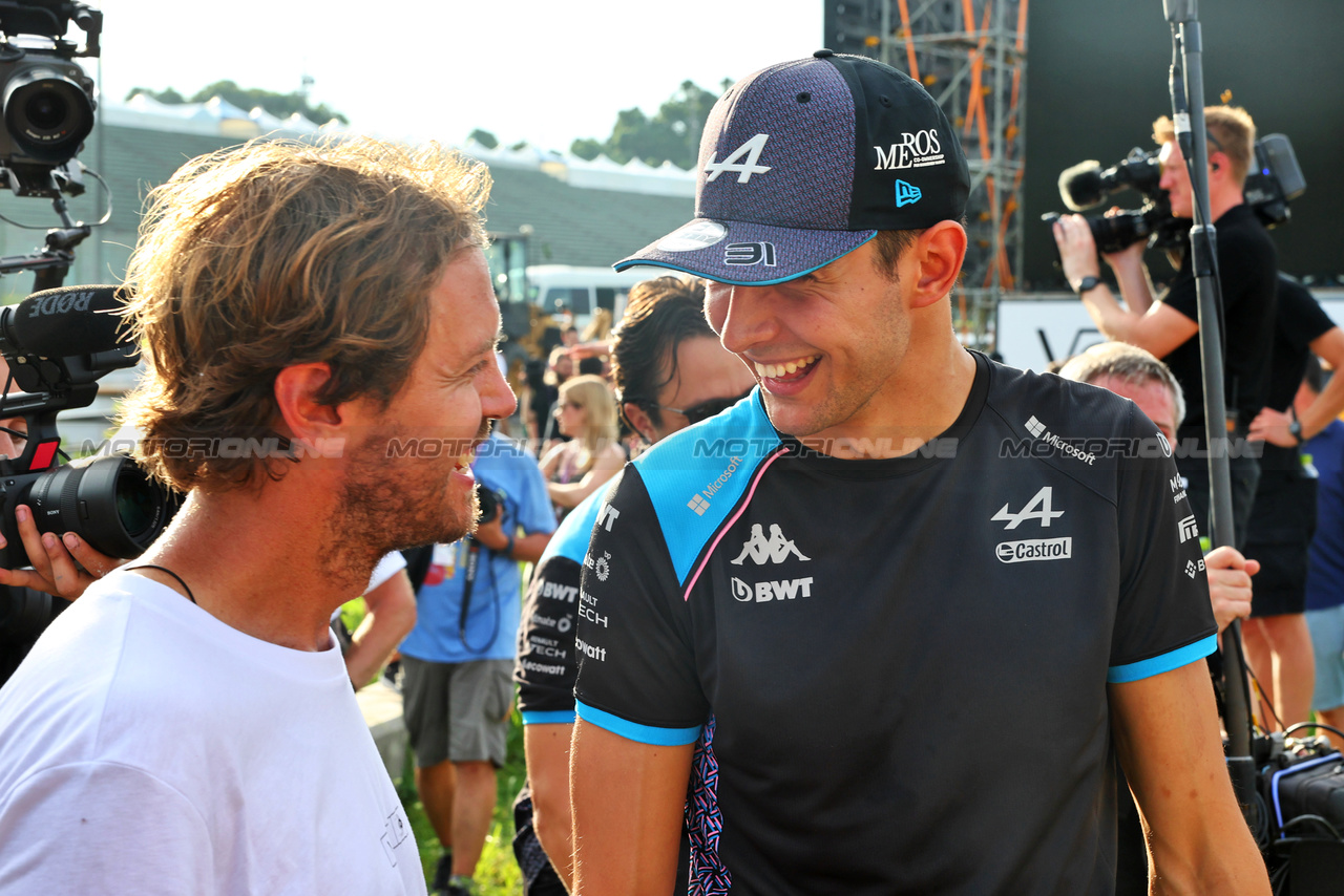 GP GIAPPONE, (L to R): Sebastian Vettel (GER) with Esteban Ocon (FRA) Alpine F1 Team - Bee Hotel at Buzzin' Corner. 

21.09.2023. Formula 1 World Championship, Rd 17, Japanese Grand Prix, Suzuka, Japan, Preparation Day.

- www.xpbimages.com, EMail: requests@xpbimages.com © Copyright: Batchelor / XPB Images