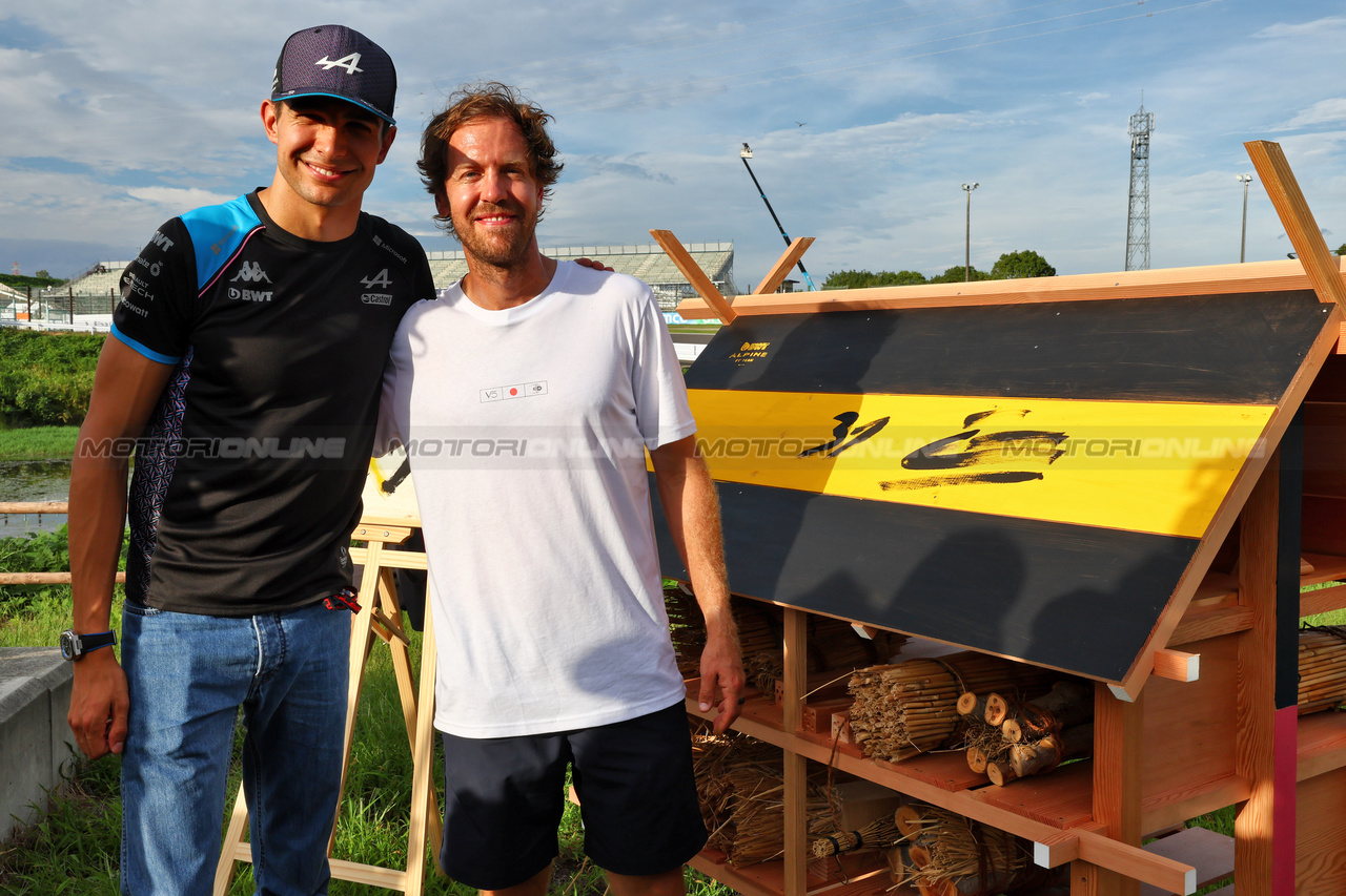 GP GIAPPONE, (L to R): Esteban Ocon (FRA) Alpine F1 Team with Sebastian Vettel (GER) - Bee Hotel at Buzzin' Corner. 

21.09.2023. Formula 1 World Championship, Rd 17, Japanese Grand Prix, Suzuka, Japan, Preparation Day.

- www.xpbimages.com, EMail: requests@xpbimages.com © Copyright: Batchelor / XPB Images