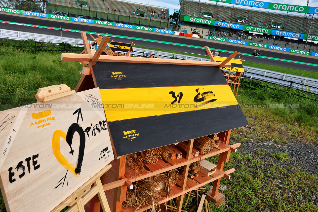 GP GIAPPONE, Alpine F1 Team - Bee Hotel at Buzzin' Corner. 

21.09.2023. Formula 1 World Championship, Rd 17, Japanese Grand Prix, Suzuka, Japan, Preparation Day.

- www.xpbimages.com, EMail: requests@xpbimages.com © Copyright: Batchelor / XPB Images