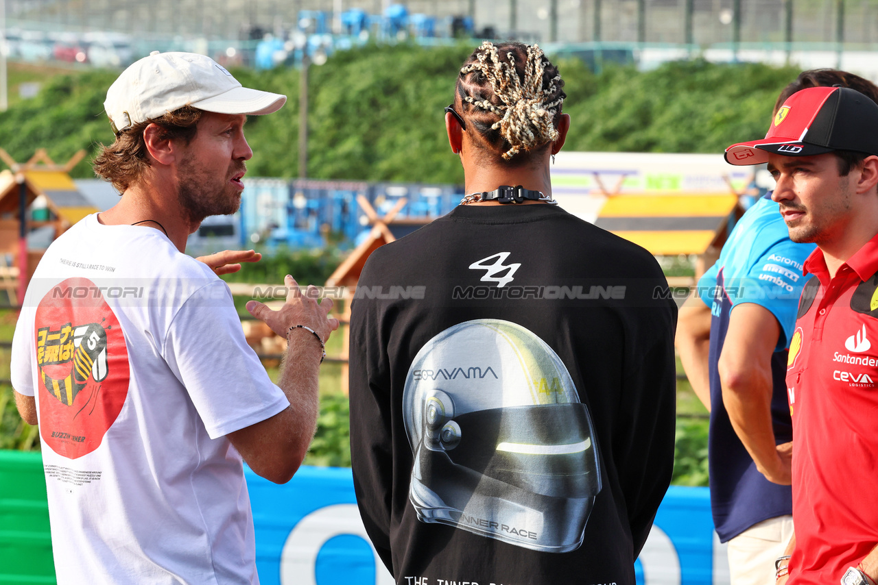 GP GIAPPONE, (L to R): Sebastian Vettel (GER) with Lewis Hamilton (GBR) Mercedes AMG F1 e Charles Leclerc (MON) Ferrari - Bee Hotel at Buzzin' Corner. 

21.09.2023. Formula 1 World Championship, Rd 17, Japanese Grand Prix, Suzuka, Japan, Preparation Day.

- www.xpbimages.com, EMail: requests@xpbimages.com © Copyright: Batchelor / XPB Images