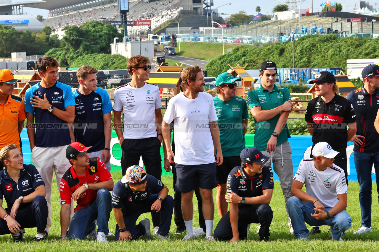 GP GIAPPONE, Sebastian Vettel (GER) with drivers - Bee Hotel at Buzzin' Corner. 

21.09.2023. Formula 1 World Championship, Rd 17, Japanese Grand Prix, Suzuka, Japan, Preparation Day.

- www.xpbimages.com, EMail: requests@xpbimages.com © Copyright: Batchelor / XPB Images