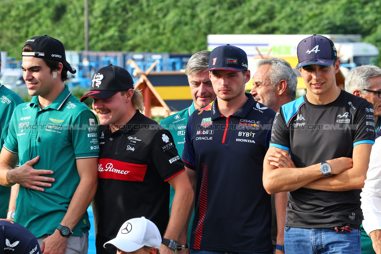 GP GIAPPONE, (L to R): Lance Stroll (CDN) Aston Martin F1 Team; Valtteri Bottas (FIN) Alfa Romeo F1 Team; Max Verstappen (NLD) Red Bull Racing; e Esteban Ocon (FRA) Alpine F1 Team - Bee Hotel at Buzzin' Corner. 

21.09.2023. Formula 1 World Championship, Rd 17, Japanese Grand Prix, Suzuka, Japan, Preparation Day.

- www.xpbimages.com, EMail: requests@xpbimages.com © Copyright: Batchelor / XPB Images
