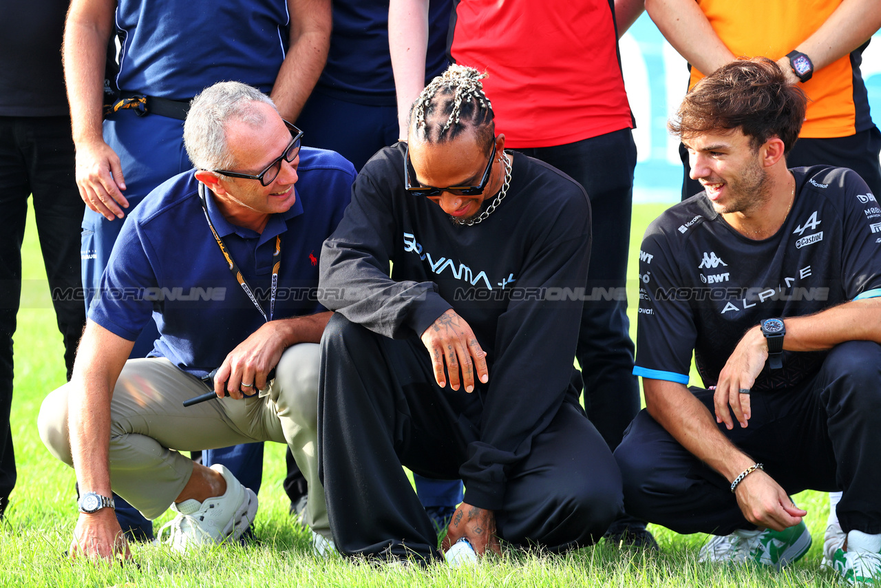 GP GIAPPONE, (L to R): Stefano Domenicali (ITA) Formula One President e CEO with Lewis Hamilton (GBR) Mercedes AMG F1 e Pierre Gasly (FRA) Alpine F1 Team - Bee Hotel at Buzzin' Corner. 

21.09.2023. Formula 1 World Championship, Rd 17, Japanese Grand Prix, Suzuka, Japan, Preparation Day.

- www.xpbimages.com, EMail: requests@xpbimages.com © Copyright: Batchelor / XPB Images
