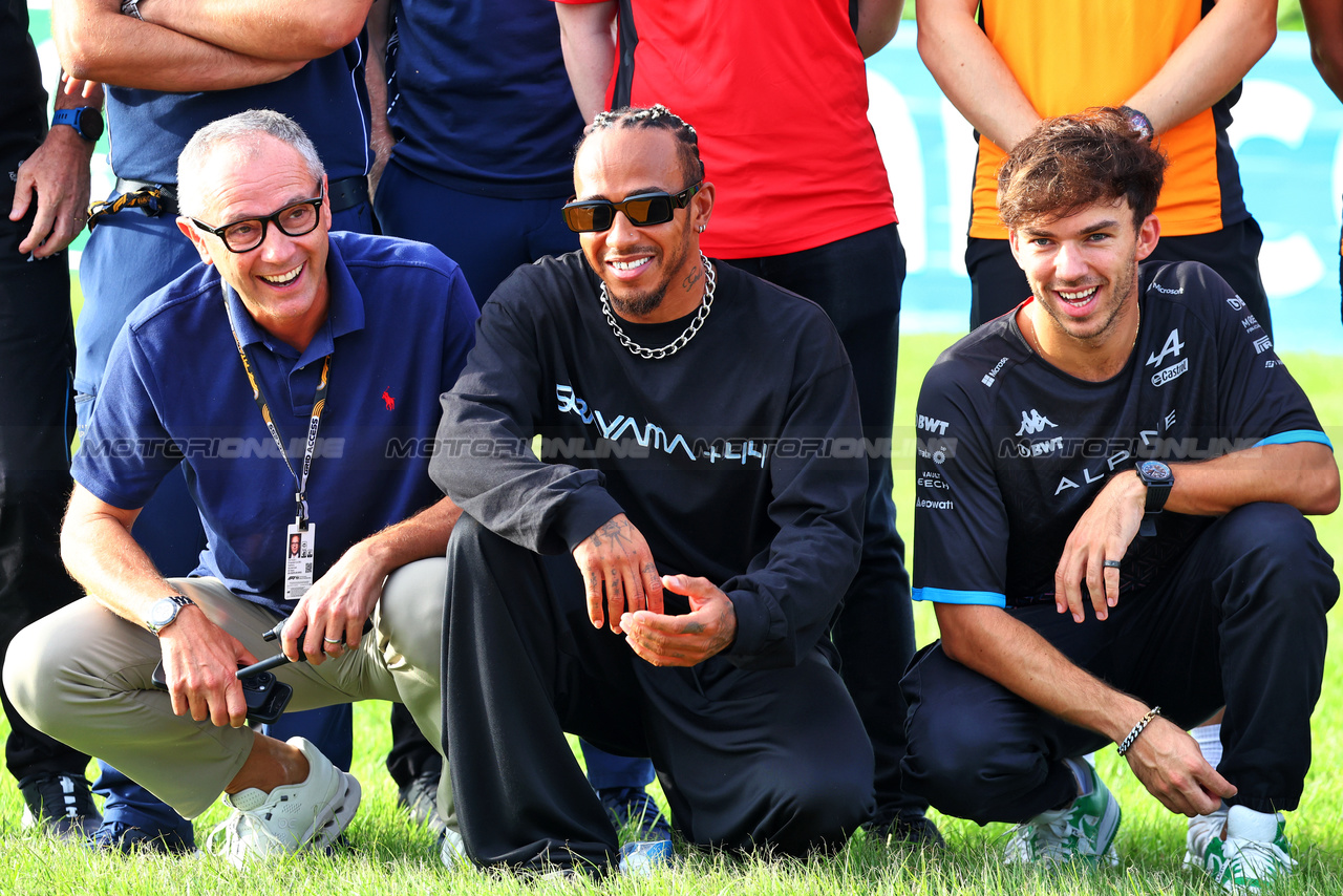 GP GIAPPONE, (L to R): Stefano Domenicali (ITA) Formula One President e CEO with Lewis Hamilton (GBR) Mercedes AMG F1 e Pierre Gasly (FRA) Alpine F1 Team - Bee Hotel at Buzzin' Corner. 

21.09.2023. Formula 1 World Championship, Rd 17, Japanese Grand Prix, Suzuka, Japan, Preparation Day.

- www.xpbimages.com, EMail: requests@xpbimages.com © Copyright: Batchelor / XPB Images