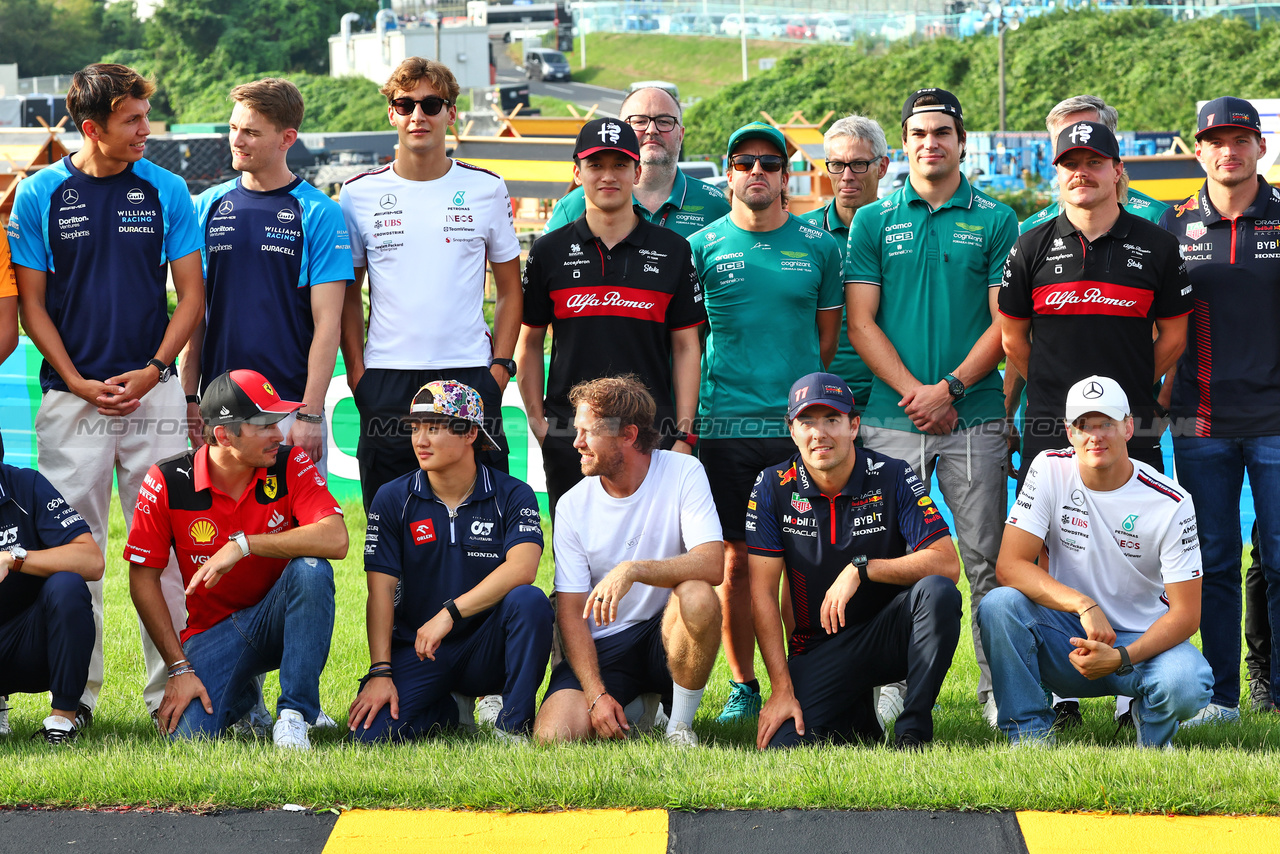 GP GIAPPONE, Sebastian Vettel (GER) with drivers e team personnel - Bee Hotel at Buzzin' Corner. 

21.09.2023. Formula 1 World Championship, Rd 17, Japanese Grand Prix, Suzuka, Japan, Preparation Day.

- www.xpbimages.com, EMail: requests@xpbimages.com © Copyright: Batchelor / XPB Images