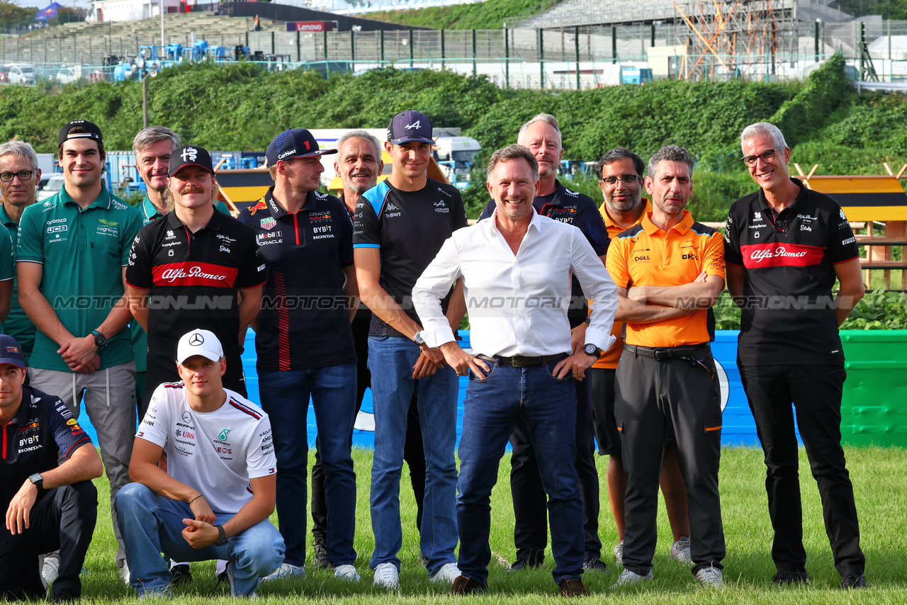 GP GIAPPONE, Group photograph - Bee Hotel at Buzzin' Corner. 

21.09.2023. Formula 1 World Championship, Rd 17, Japanese Grand Prix, Suzuka, Japan, Preparation Day.

- www.xpbimages.com, EMail: requests@xpbimages.com © Copyright: Batchelor / XPB Images