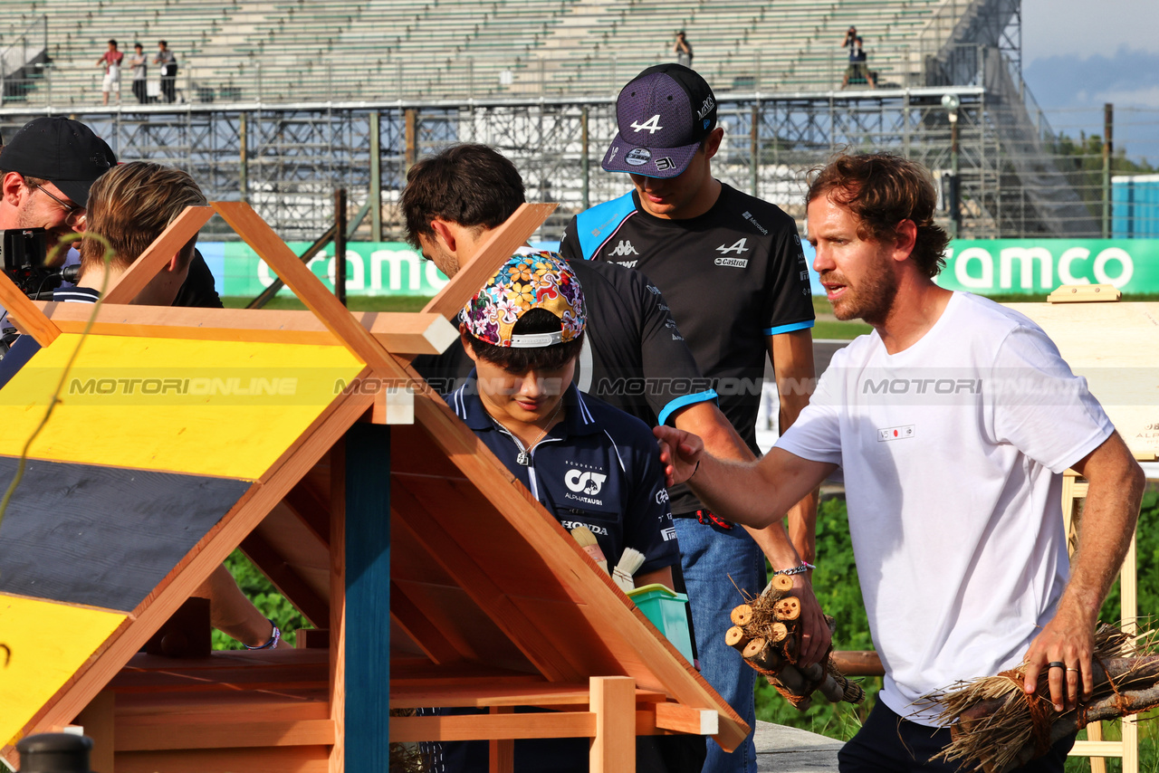 GP GIAPPONE, Sebastian Vettel (GER) with Yuki Tsunoda (JPN) AlphaTauri - Bee Hotel at Buzzin' Corner. 

21.09.2023. Formula 1 World Championship, Rd 17, Japanese Grand Prix, Suzuka, Japan, Preparation Day.

- www.xpbimages.com, EMail: requests@xpbimages.com © Copyright: Batchelor / XPB Images