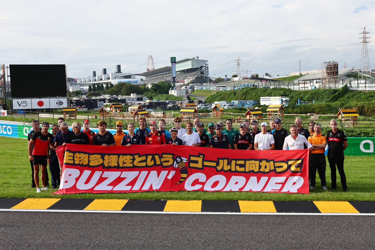 GP GIAPPONE, A drivers' e team personnel group photograph with Sebastian Vettel (GER) - Bee Hotel at Buzzin' Corner. 

21.09.2023. Formula 1 World Championship, Rd 17, Japanese Grand Prix, Suzuka, Japan, Preparation Day.

- www.xpbimages.com, EMail: requests@xpbimages.com © Copyright: Batchelor / XPB Images