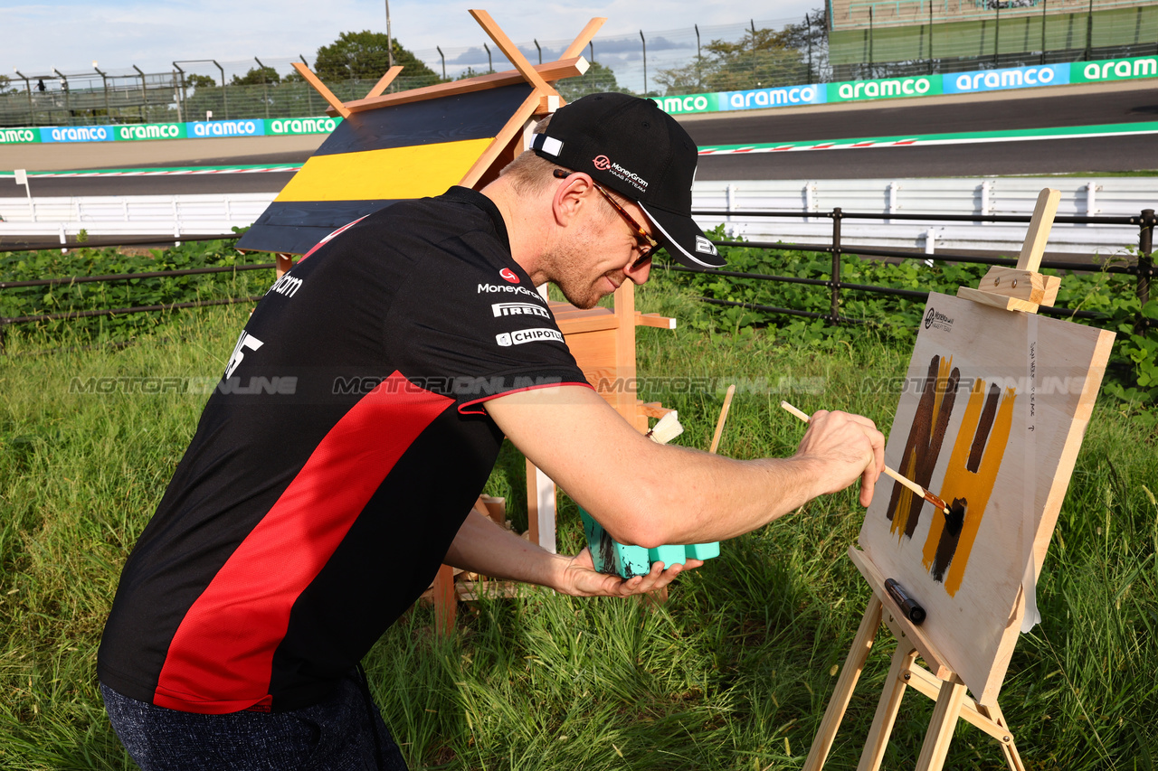 GP GIAPPONE, Nico Hulkenberg (GER) Haas F1 Team - Bee Hotel at Buzzin' Corner. 

21.09.2023. Formula 1 World Championship, Rd 17, Japanese Grand Prix, Suzuka, Japan, Preparation Day.

- www.xpbimages.com, EMail: requests@xpbimages.com © Copyright: Batchelor / XPB Images
