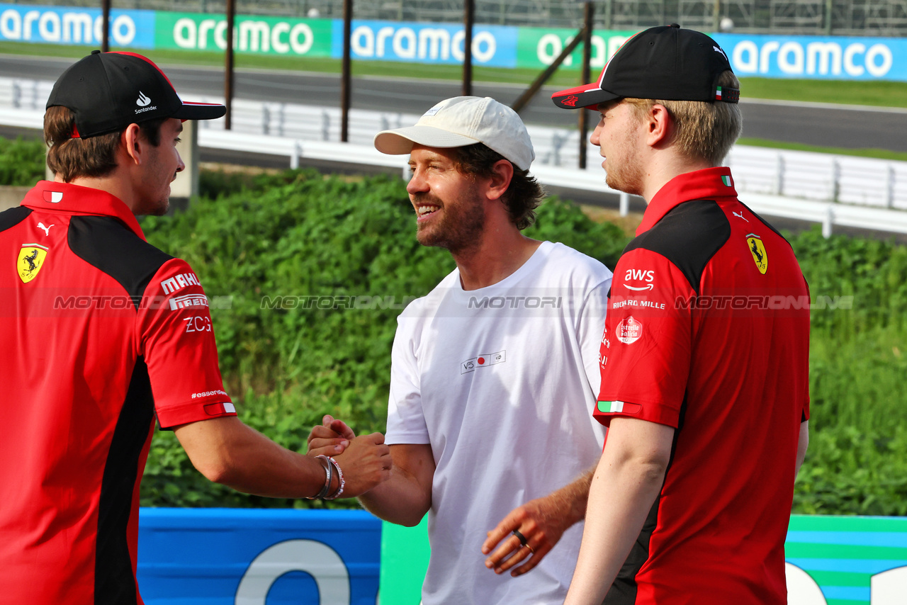 GP GIAPPONE, (L to R): Charles Leclerc (MON) Ferrari with Sebastian Vettel (GER) e Robert Shwartzman (RUS) / (ISR) Ferrari Reserve Driver.

21.09.2023. Formula 1 World Championship, Rd 17, Japanese Grand Prix, Suzuka, Japan, Preparation Day.

- www.xpbimages.com, EMail: requests@xpbimages.com © Copyright: Batchelor / XPB Images