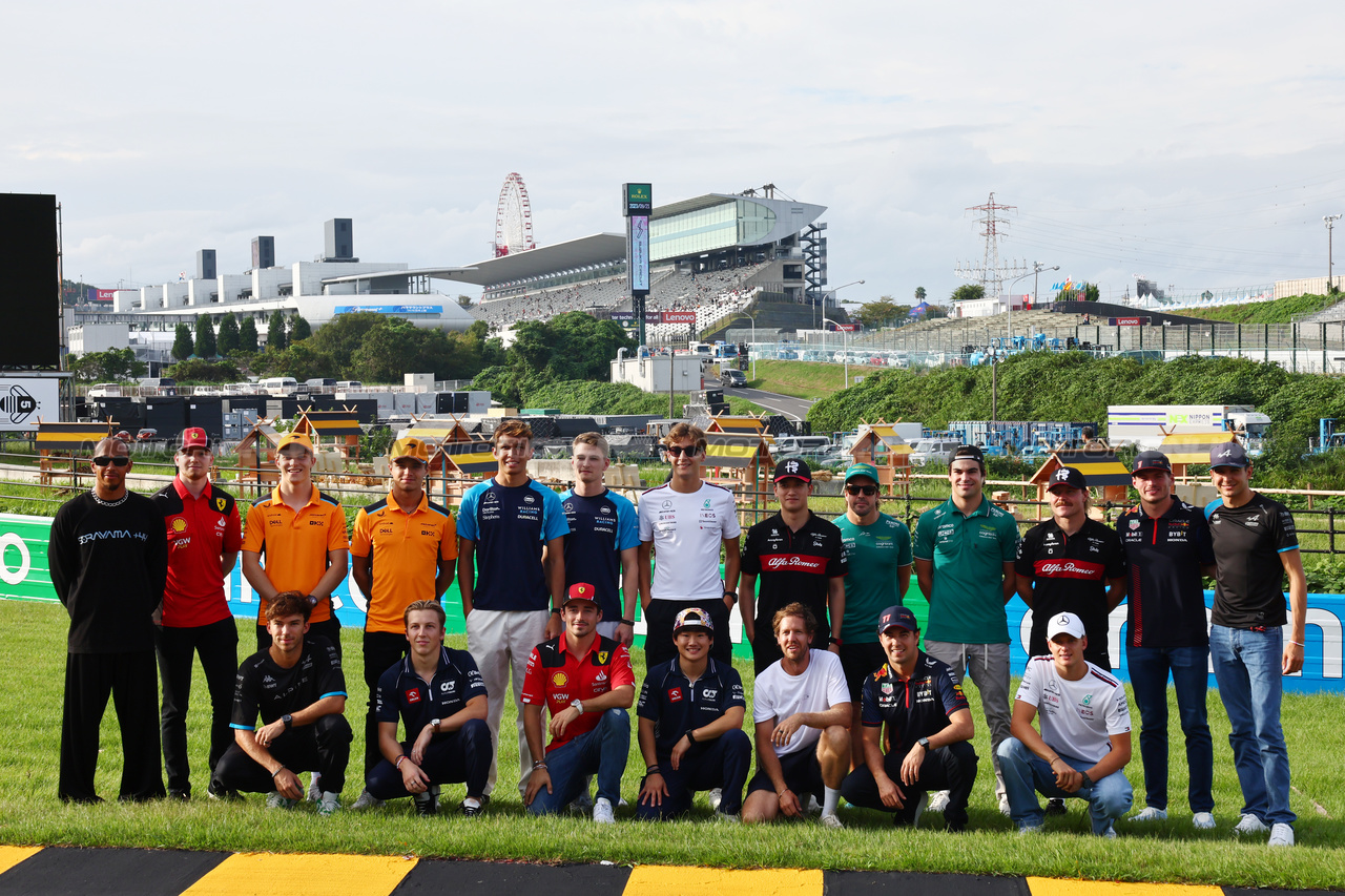 GP GIAPPONE, A drivers' group photograph with Sebastian Vettel (GER) - Bee Hotel at Buzzin' Corner. 

21.09.2023. Formula 1 World Championship, Rd 17, Japanese Grand Prix, Suzuka, Japan, Preparation Day.

- www.xpbimages.com, EMail: requests@xpbimages.com © Copyright: Batchelor / XPB Images