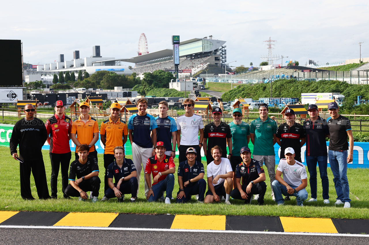 GP GIAPPONE, A drivers' group photograph with Sebastian Vettel (GER) - Bee Hotel at Buzzin' Corner. 

21.09.2023. Formula 1 World Championship, Rd 17, Japanese Grand Prix, Suzuka, Japan, Preparation Day.

- www.xpbimages.com, EMail: requests@xpbimages.com © Copyright: Batchelor / XPB Images