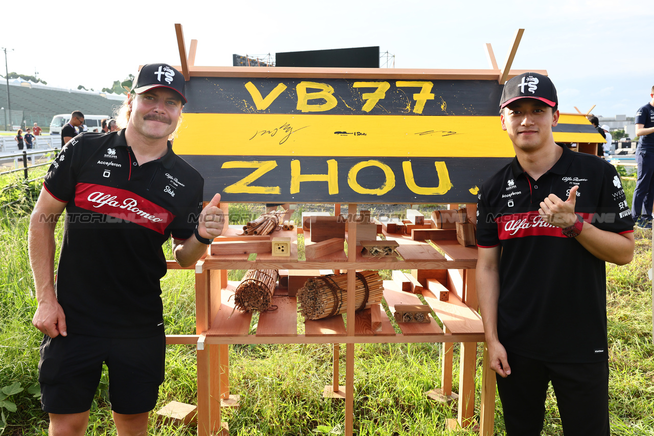 GP GIAPPONE, (L to R): Valtteri Bottas (FIN) Alfa Romeo F1 Team with Zhou Guanyu (CHN) Alfa Romeo F1 Team - Bee Hotel at Buzzin' Corner. 

21.09.2023. Formula 1 World Championship, Rd 17, Japanese Grand Prix, Suzuka, Japan, Preparation Day.

- www.xpbimages.com, EMail: requests@xpbimages.com © Copyright: Batchelor / XPB Images