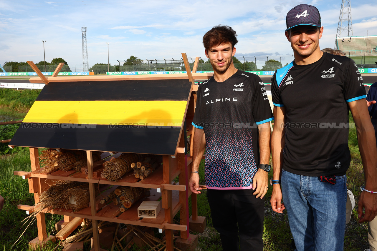 GP GIAPPONE, (L to R): Pierre Gasly (FRA) Alpine F1 Team with Esteban Ocon (FRA) Alpine F1 Team - Bee Hotel at Buzzin' Corner. 

21.09.2023. Formula 1 World Championship, Rd 17, Japanese Grand Prix, Suzuka, Japan, Preparation Day.

- www.xpbimages.com, EMail: requests@xpbimages.com © Copyright: Batchelor / XPB Images