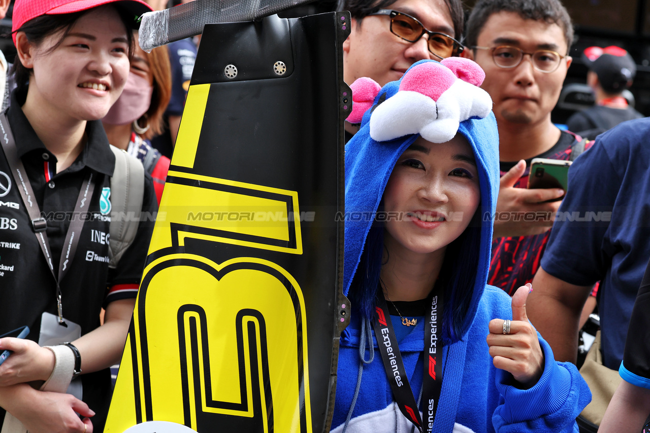GP GIAPPONE, Circuit Atmosfera - Alpine F1 Team fan in the pits.

21.09.2023. Formula 1 World Championship, Rd 17, Japanese Grand Prix, Suzuka, Japan, Preparation Day.

- www.xpbimages.com, EMail: requests@xpbimages.com © Copyright: Moy / XPB Images