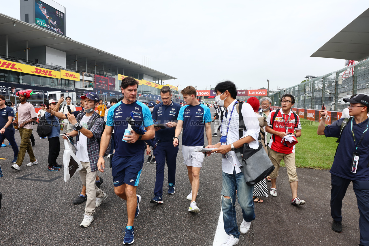 GP GIAPPONE, Logan Sargeant (USA) Williams Racing walks the circuit with Gaetan Jego, Williams Racing Gara Engineer, e Ben Jacobs (AUS) Williams Racing Personal Trainer.

21.09.2023. Formula 1 World Championship, Rd 17, Japanese Grand Prix, Suzuka, Japan, Preparation Day.

- www.xpbimages.com, EMail: requests@xpbimages.com © Copyright: Batchelor / XPB Images