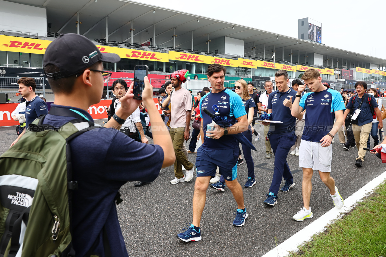 GP GIAPPONE, Logan Sargeant (USA) Williams Racing walks the circuit with Gaetan Jego, Williams Racing Gara Engineer, e Ben Jacobs (AUS) Williams Racing Personal Trainer.

21.09.2023. Formula 1 World Championship, Rd 17, Japanese Grand Prix, Suzuka, Japan, Preparation Day.

- www.xpbimages.com, EMail: requests@xpbimages.com © Copyright: Batchelor / XPB Images