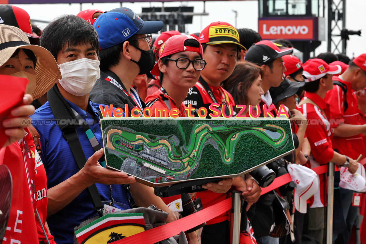GP GIAPPONE, Circuit Atmosfera - fans in the pits.

21.09.2023. Formula 1 World Championship, Rd 17, Japanese Grand Prix, Suzuka, Japan, Preparation Day.

- www.xpbimages.com, EMail: requests@xpbimages.com © Copyright: Moy / XPB Images