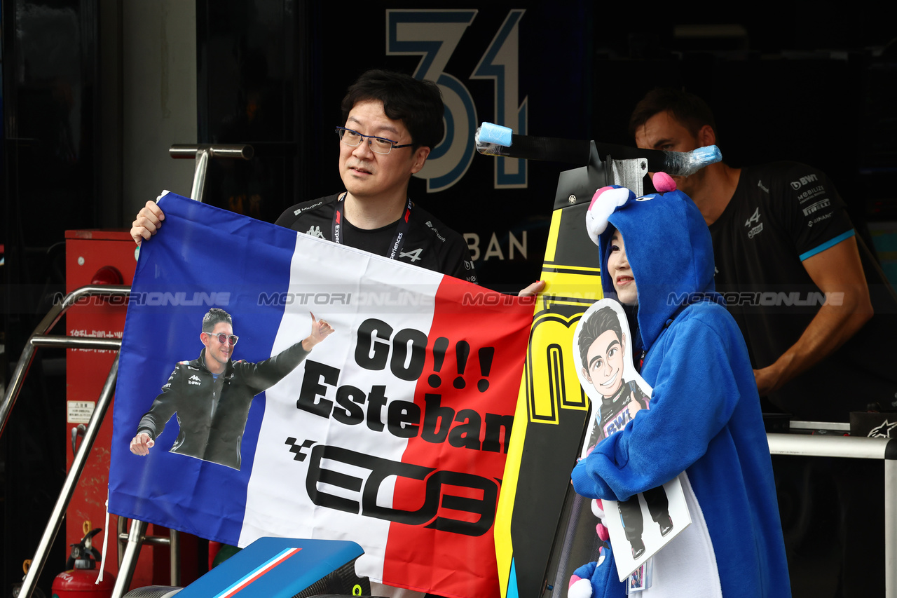 GP GIAPPONE, Circuit Atmosfera - Esteban Ocon (FRA) Alpine F1 Team fans in the pits.

21.09.2023. Formula 1 World Championship, Rd 17, Japanese Grand Prix, Suzuka, Japan, Preparation Day.

- www.xpbimages.com, EMail: requests@xpbimages.com © Copyright: Batchelor / XPB Images