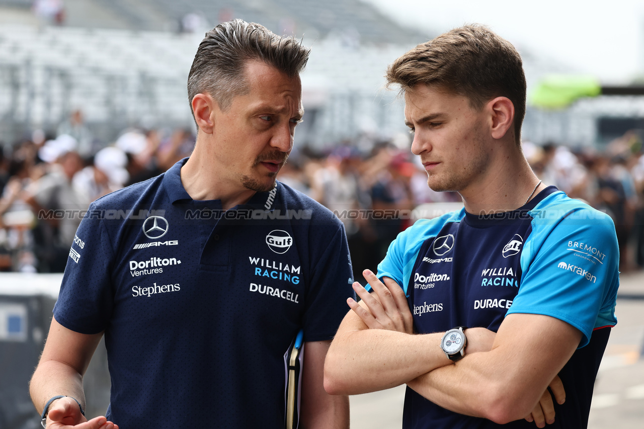GP GIAPPONE, (L to R): Gaetan Jego, Williams Racing Gara Engineer with Logan Sargeant (USA) Williams Racing.

21.09.2023. Formula 1 World Championship, Rd 17, Japanese Grand Prix, Suzuka, Japan, Preparation Day.

- www.xpbimages.com, EMail: requests@xpbimages.com © Copyright: Batchelor / XPB Images