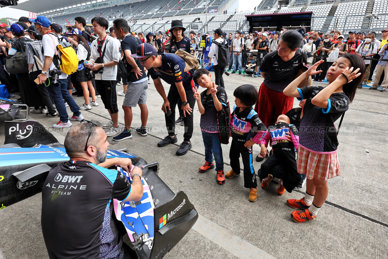 GP GIAPPONE, Circuit Atmosfera - young Alpine F1 Team fans in the pits.

21.09.2023. Formula 1 World Championship, Rd 17, Japanese Grand Prix, Suzuka, Japan, Preparation Day.

- www.xpbimages.com, EMail: requests@xpbimages.com © Copyright: Moy / XPB Images