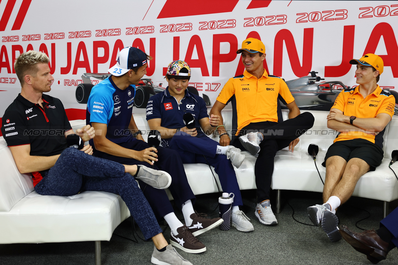 GP GIAPPONE, (L to R): Nico Hulkenberg (GER) Haas F1 Team; Alexander Albon (THA) Williams Racing FW45; Yuki Tsunoda (JPN) AlphaTauri; Lando Norris (GBR) McLaren; e Oscar Piastri (AUS) McLaren, in the FIA Press Conference.

21.09.2023. Formula 1 World Championship, Rd 17, Japanese Grand Prix, Suzuka, Japan, Preparation Day.

- www.xpbimages.com, EMail: requests@xpbimages.com © Copyright: Batchelor / XPB Images