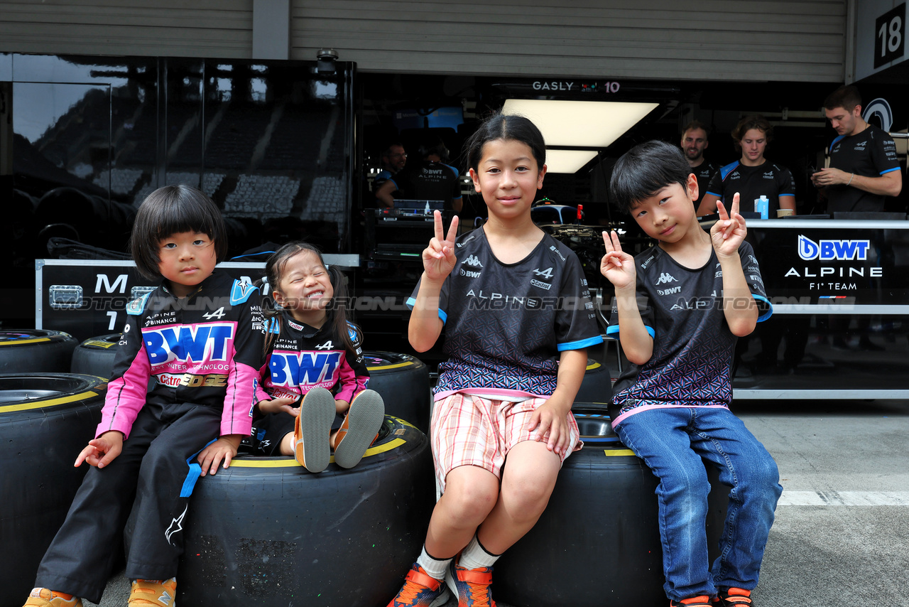 GP GIAPPONE, Circuit Atmosfera - young Alpine F1 Team fans in the pits.

21.09.2023. Formula 1 World Championship, Rd 17, Japanese Grand Prix, Suzuka, Japan, Preparation Day.

- www.xpbimages.com, EMail: requests@xpbimages.com © Copyright: Moy / XPB Images