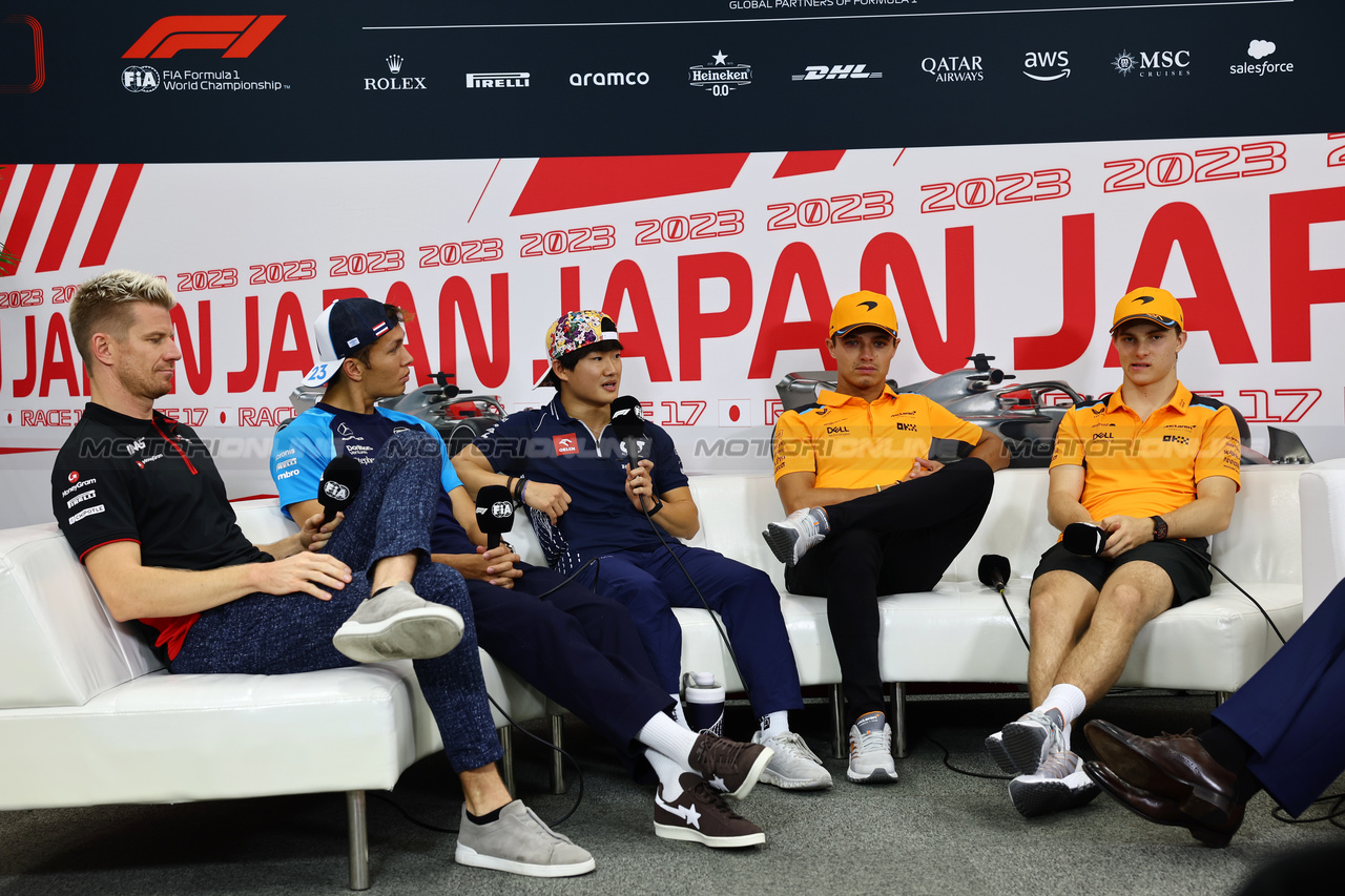 GP GIAPPONE, (L to R): Nico Hulkenberg (GER) Haas F1 Team; Alexander Albon (THA) Williams Racing FW45; Yuki Tsunoda (JPN) AlphaTauri; Lando Norris (GBR) McLaren; e Oscar Piastri (AUS) McLaren, in the FIA Press Conference.

21.09.2023. Formula 1 World Championship, Rd 17, Japanese Grand Prix, Suzuka, Japan, Preparation Day.

- www.xpbimages.com, EMail: requests@xpbimages.com © Copyright: Batchelor / XPB Images