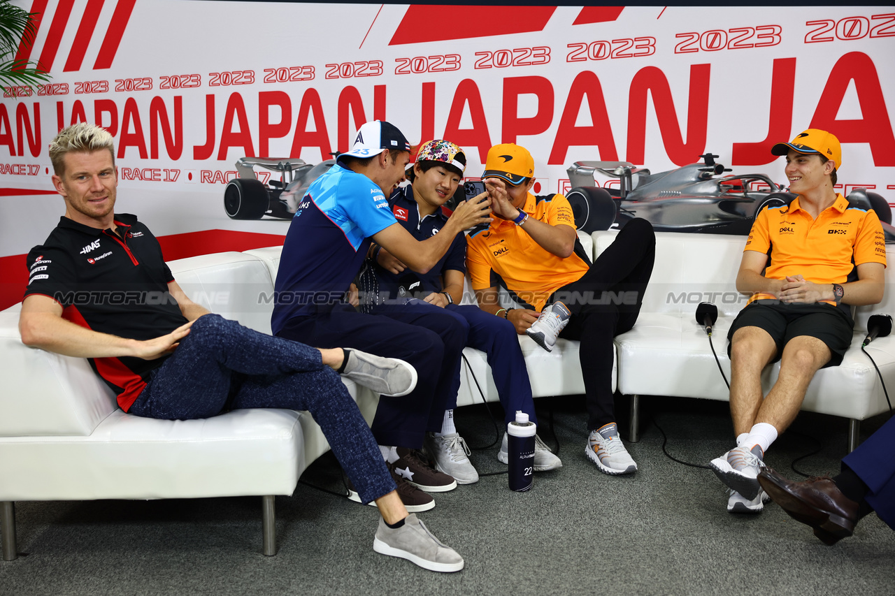 GP GIAPPONE, (L to R): Nico Hulkenberg (GER) Haas F1 Team; Alexander Albon (THA) Williams Racing FW45; Yuki Tsunoda (JPN) AlphaTauri; Lando Norris (GBR) McLaren; e Oscar Piastri (AUS) McLaren, in the FIA Press Conference.

21.09.2023. Formula 1 World Championship, Rd 17, Japanese Grand Prix, Suzuka, Japan, Preparation Day.

- www.xpbimages.com, EMail: requests@xpbimages.com © Copyright: Batchelor / XPB Images