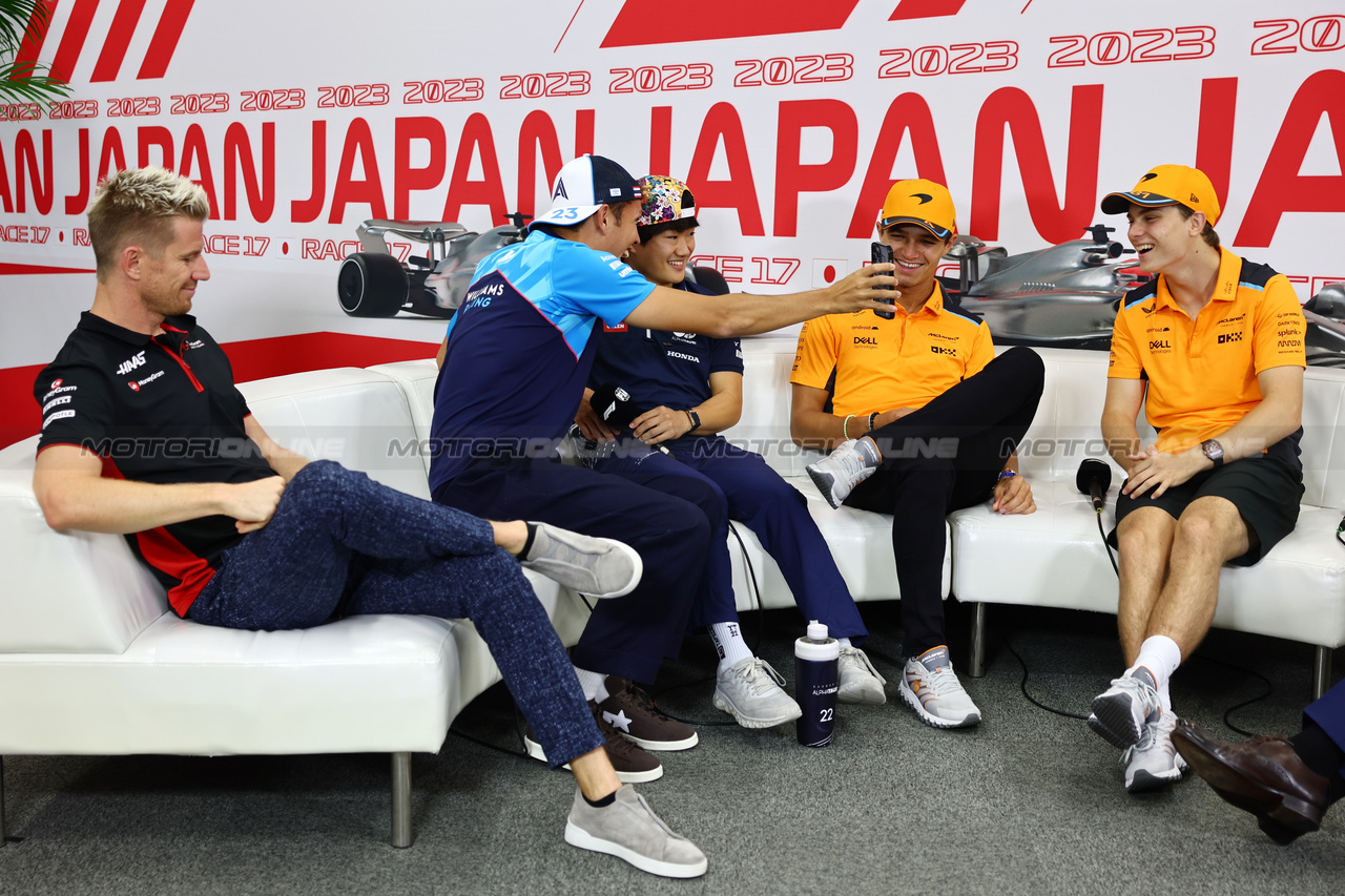 GP GIAPPONE, (L to R): Nico Hulkenberg (GER) Haas F1 Team; Alexander Albon (THA) Williams Racing FW45; Yuki Tsunoda (JPN) AlphaTauri; Lando Norris (GBR) McLaren; e Oscar Piastri (AUS) McLaren, in the FIA Press Conference.

21.09.2023. Formula 1 World Championship, Rd 17, Japanese Grand Prix, Suzuka, Japan, Preparation Day.

- www.xpbimages.com, EMail: requests@xpbimages.com © Copyright: Batchelor / XPB Images