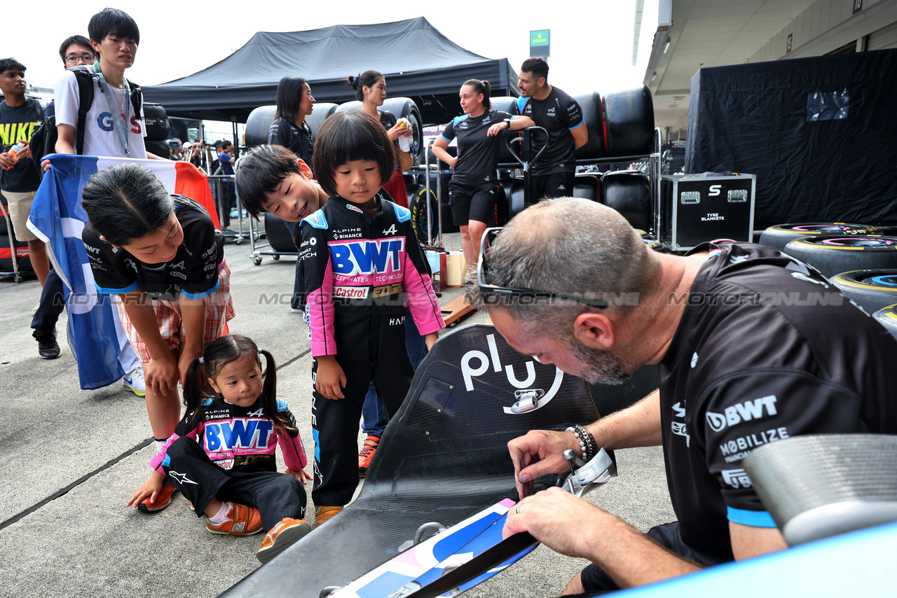 GP GIAPPONE, Circuit Atmosfera - young Alpine F1 Team fans in the pits.

21.09.2023. Formula 1 World Championship, Rd 17, Japanese Grand Prix, Suzuka, Japan, Preparation Day.

- www.xpbimages.com, EMail: requests@xpbimages.com © Copyright: Moy / XPB Images