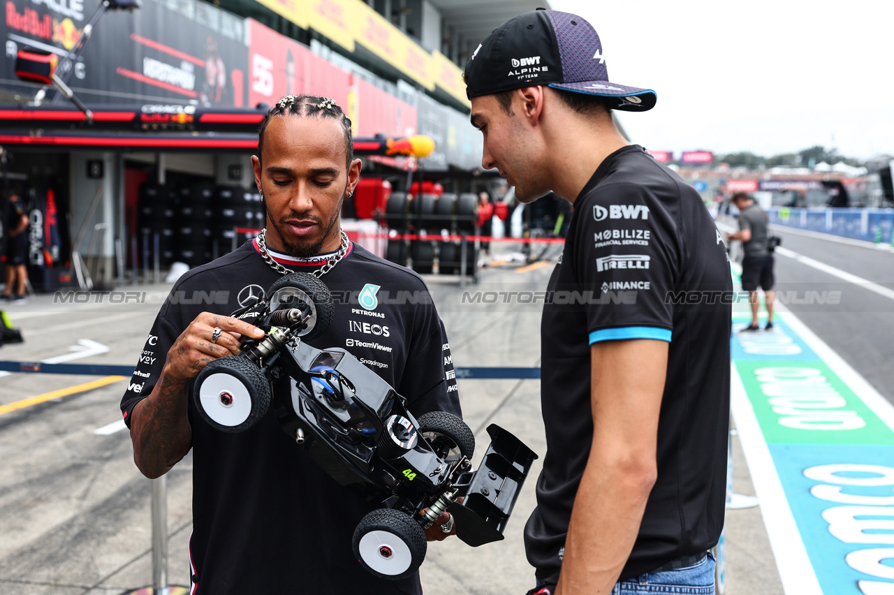GP GIAPPONE, Esteban Ocon (FRA), Alpine F1 Team e Lewis Hamilton (GBR), Mercedes AMG F1  race with RC cars
21.09.2023. Formula 1 World Championship, Rd 17, Japanese Grand Prix, Suzuka, Japan, Preparation Day.
- www.xpbimages.com, EMail: requests@xpbimages.com © Copyright: Charniaux / XPB Images