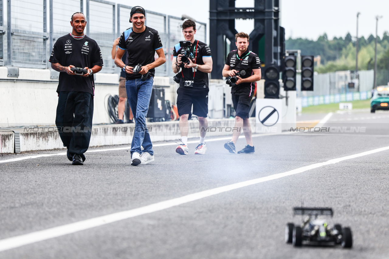 GP GIAPPONE, Esteban Ocon (FRA), Alpine F1 Team e Lewis Hamilton (GBR), Mercedes AMG F1  race with RC cars
21.09.2023. Formula 1 World Championship, Rd 17, Japanese Grand Prix, Suzuka, Japan, Preparation Day.
- www.xpbimages.com, EMail: requests@xpbimages.com © Copyright: Charniaux / XPB Images