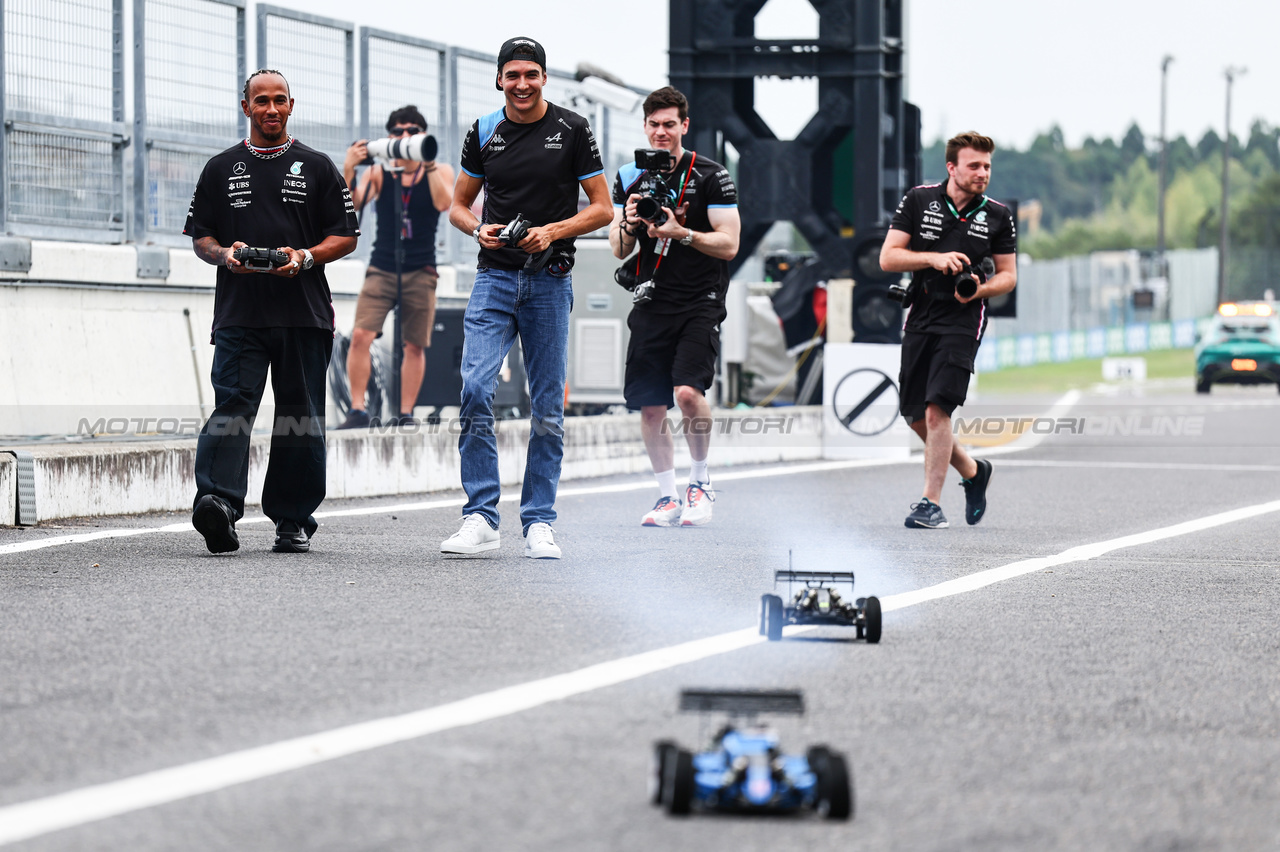 GP GIAPPONE, Esteban Ocon (FRA), Alpine F1 Team e Lewis Hamilton (GBR), Mercedes AMG F1  race with RC cars
21.09.2023. Formula 1 World Championship, Rd 17, Japanese Grand Prix, Suzuka, Japan, Preparation Day.
- www.xpbimages.com, EMail: requests@xpbimages.com © Copyright: Charniaux / XPB Images