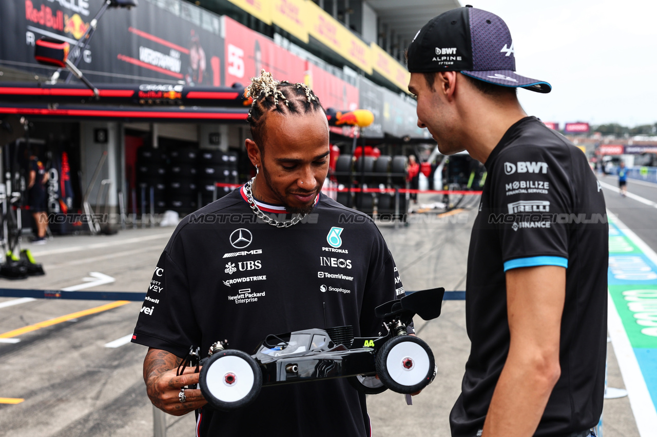 GP GIAPPONE, Esteban Ocon (FRA), Alpine F1 Team e Lewis Hamilton (GBR), Mercedes AMG F1  race with RC cars
21.09.2023. Formula 1 World Championship, Rd 17, Japanese Grand Prix, Suzuka, Japan, Preparation Day.
- www.xpbimages.com, EMail: requests@xpbimages.com © Copyright: Charniaux / XPB Images
