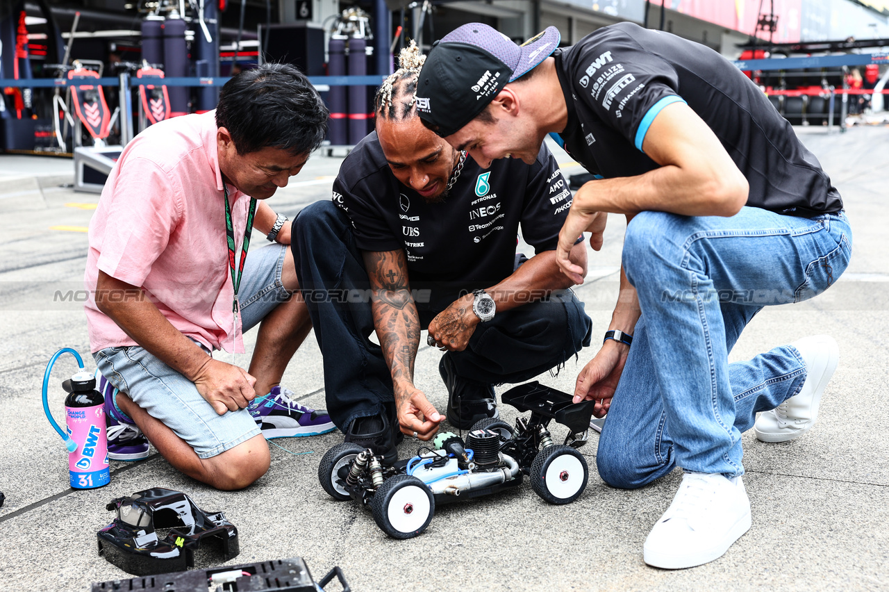 GP GIAPPONE, Esteban Ocon (FRA), Alpine F1 Team e Lewis Hamilton (GBR), Mercedes AMG F1  race with RC cars
21.09.2023. Formula 1 World Championship, Rd 17, Japanese Grand Prix, Suzuka, Japan, Preparation Day.
- www.xpbimages.com, EMail: requests@xpbimages.com © Copyright: Charniaux / XPB Images