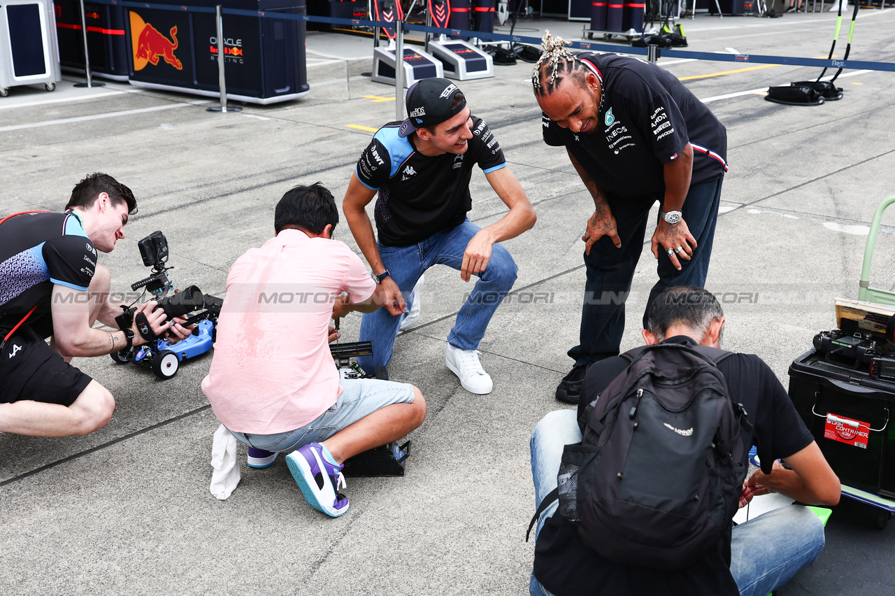 GP GIAPPONE, Esteban Ocon (FRA), Alpine F1 Team e Lewis Hamilton (GBR), Mercedes AMG F1  race with RC cars
21.09.2023. Formula 1 World Championship, Rd 17, Japanese Grand Prix, Suzuka, Japan, Preparation Day.
- www.xpbimages.com, EMail: requests@xpbimages.com © Copyright: Charniaux / XPB Images