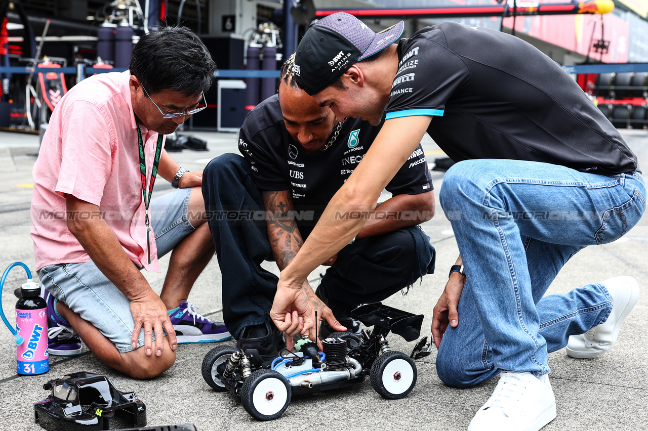 GP GIAPPONE, Esteban Ocon (FRA), Alpine F1 Team e Lewis Hamilton (GBR), Mercedes AMG F1  race with RC cars
21.09.2023. Formula 1 World Championship, Rd 17, Japanese Grand Prix, Suzuka, Japan, Preparation Day.
- www.xpbimages.com, EMail: requests@xpbimages.com © Copyright: Charniaux / XPB Images