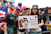 GP GIAPPONE, Circuit Atmosfera - Lewis Hamilton (GBR) Mercedes AMG F1 fans in the pits.
21.09.2023. Formula 1 World Championship, Rd 17, Japanese Grand Prix, Suzuka, Japan, Preparation Day.
- www.xpbimages.com, EMail: requests@xpbimages.com © Copyright: Moy / XPB Images