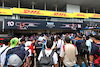 GP GIAPPONE, Circuit Atmosfera - fans outside the Alpine F1 Team garage.
21.09.2023. Formula 1 World Championship, Rd 17, Japanese Grand Prix, Suzuka, Japan, Preparation Day.
- www.xpbimages.com, EMail: requests@xpbimages.com © Copyright: Moy / XPB Images