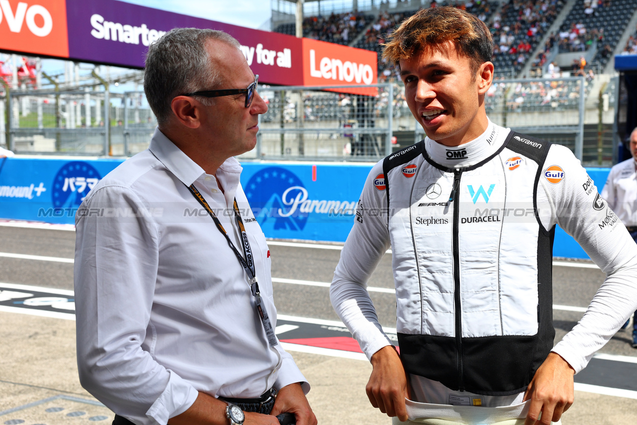 GP GIAPPONE, (L to R): Stefano Domenicali (ITA) Formula One President e CEO with Alexander Albon (THA) Williams Racing.

23.09.2023. Formula 1 World Championship, Rd 17, Japanese Grand Prix, Suzuka, Japan, Qualifiche Day.

- www.xpbimages.com, EMail: requests@xpbimages.com © Copyright: Batchelor / XPB Images