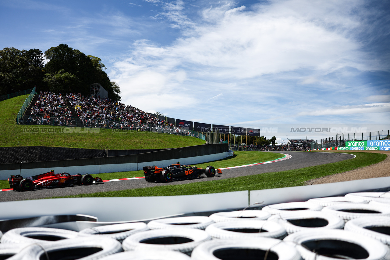 GP GIAPPONE, Carlos Sainz Jr (ESP), Ferrari Lando Norris (GBR), McLaren F1 Team 
23.09.2023. Formula 1 World Championship, Rd 17, Japanese Grand Prix, Suzuka, Japan, Qualifiche Day.
- www.xpbimages.com, EMail: requests@xpbimages.com © Copyright: Charniaux / XPB Images