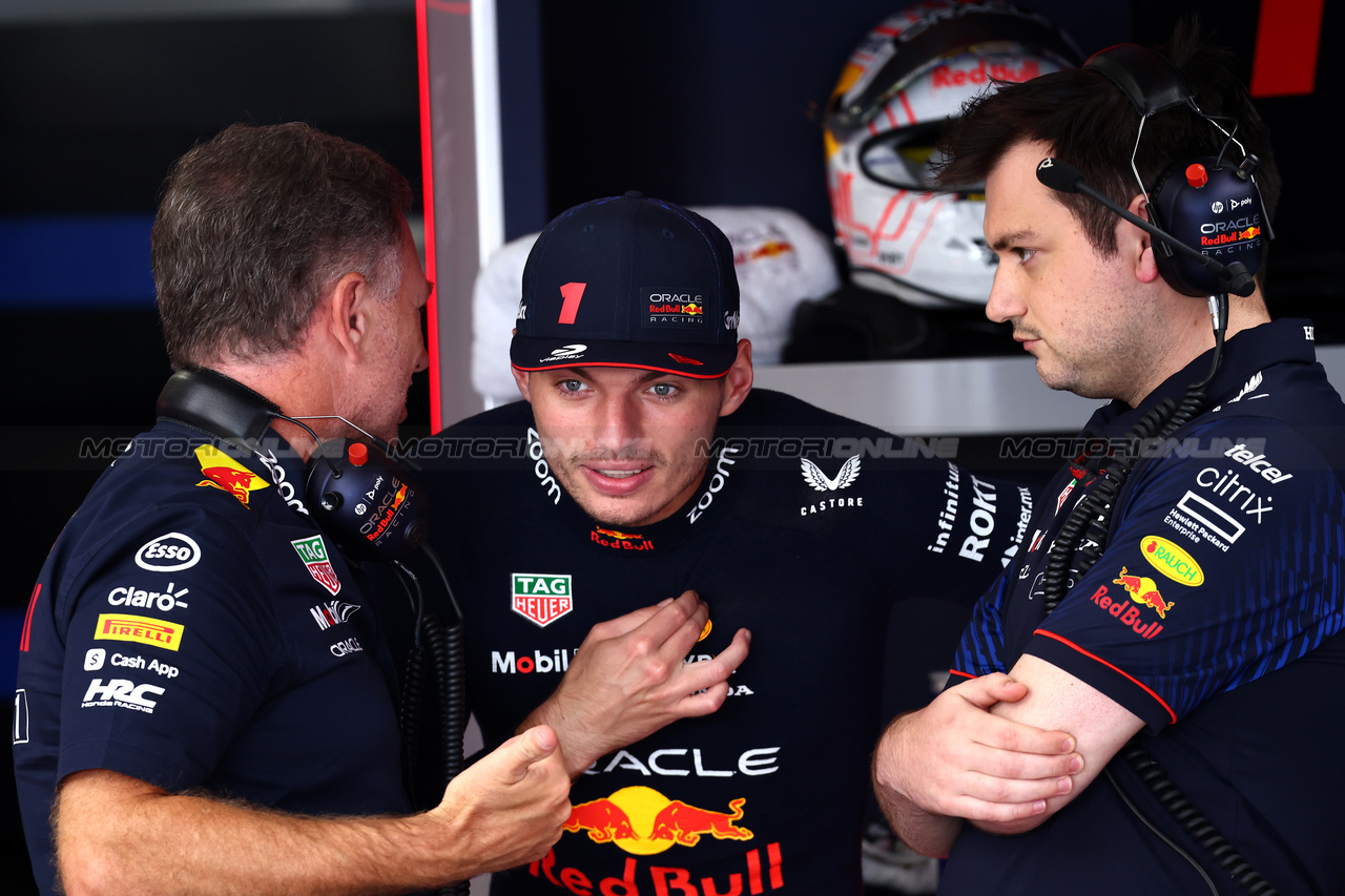GP GIAPPONE, Max Verstappen (NLD) Red Bull Racing (Centre) with Christian Horner (GBR) Red Bull Racing Team Principal (Left).

23.09.2023. Formula 1 World Championship, Rd 17, Japanese Grand Prix, Suzuka, Japan, Qualifiche Day.

- www.xpbimages.com, EMail: requests@xpbimages.com © Copyright: Batchelor / XPB Images