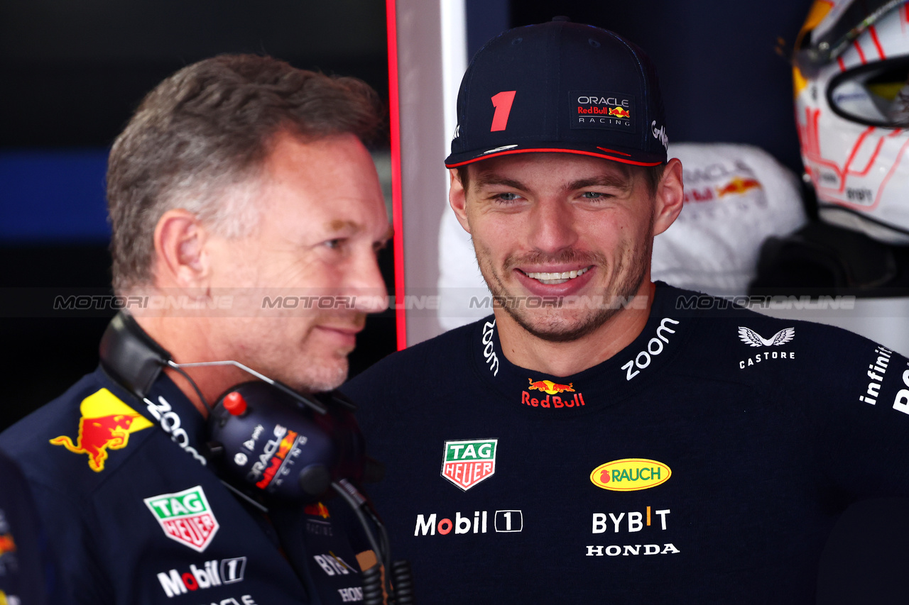 GP GIAPPONE, Max Verstappen (NLD) Red Bull Racing (Centre) with Christian Horner (GBR) Red Bull Racing Team Principal (Left).

23.09.2023. Formula 1 World Championship, Rd 17, Japanese Grand Prix, Suzuka, Japan, Qualifiche Day.

- www.xpbimages.com, EMail: requests@xpbimages.com © Copyright: Batchelor / XPB Images