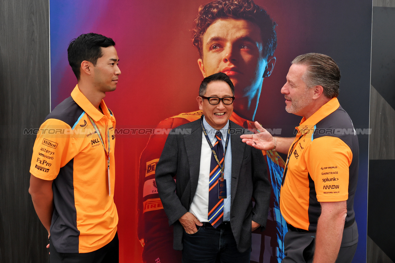 GP GIAPPONE, (L to R): Ryo Hirakawa (JPN) McLaren Reserve Driver with Akio Toyoda (JPN) President Toyota Motor Corporation e Zak Brown (USA) McLaren Executive Director.

23.09.2023. Formula 1 World Championship, Rd 17, Japanese Grand Prix, Suzuka, Japan, Qualifiche Day.

- www.xpbimages.com, EMail: requests@xpbimages.com © Copyright: Moy / XPB Images